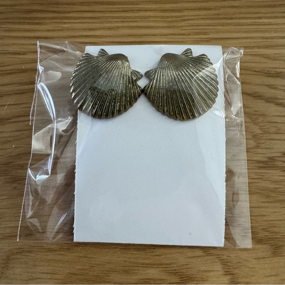 Gold Shell Earrings - Picture 2 of 4